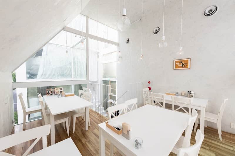 ROOC CAFE(ルークカフェ) 岡本の店内風景