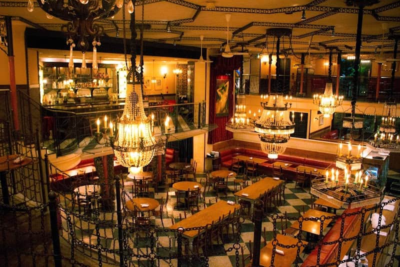 カフェ ラ・ボエム 白金の店内風景