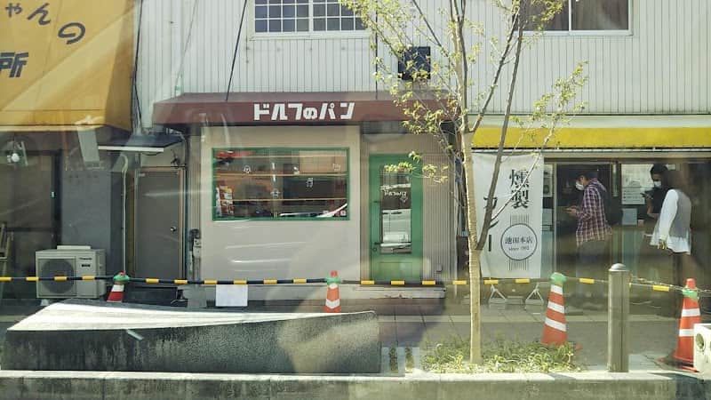 ドルフのパン 池田駅前店の店内風景