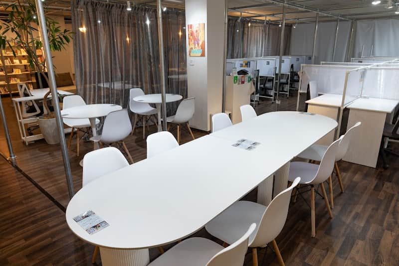 Work & Study CUBE 都島店の店内風景