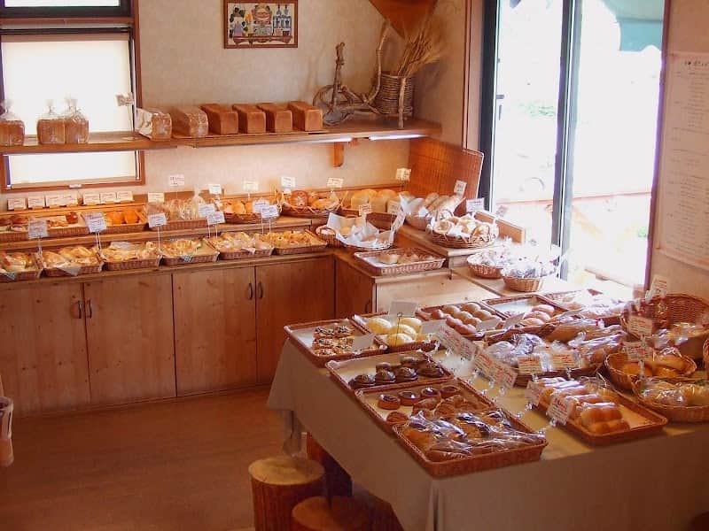 街の焼きたてパン屋さんこむぎの店内風景