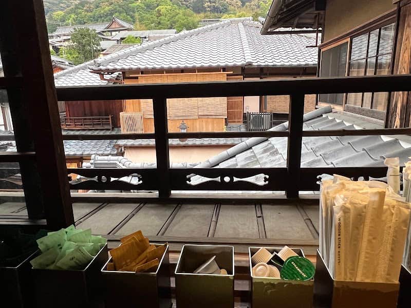スターバックスコーヒー 京都二寧坂ヤサカ茶屋店の店内風景