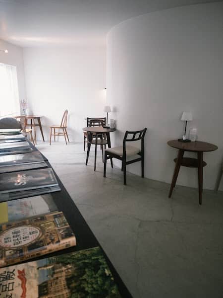 ブックカフェelever エルヴェ エルベの店内風景
