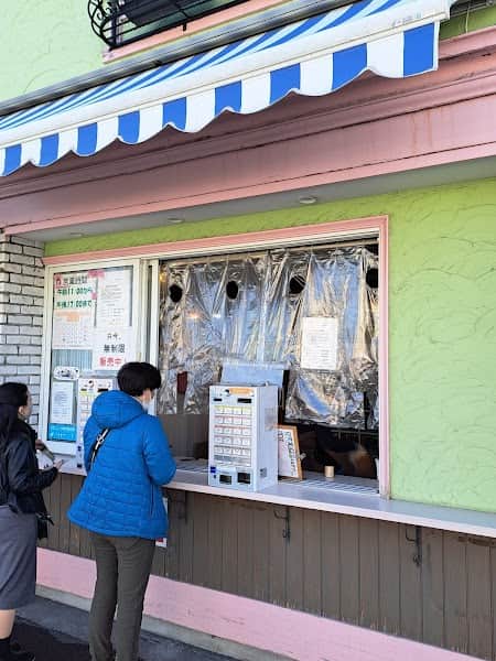 おかめやパン販売所の店内風景