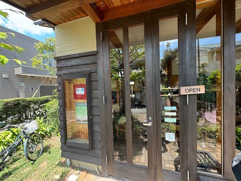 森のカフェの店内風景