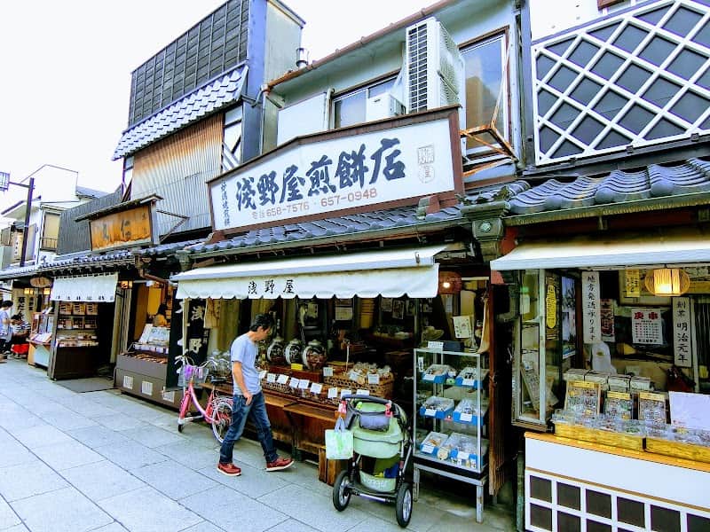 浅野屋煎餅店の店内風景