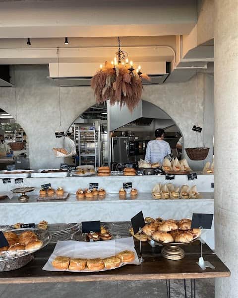 BAKERY&CHANDELIEREccentric 門司店の店内風景
