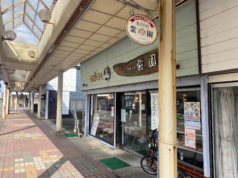 紫園菓子店の店内風景