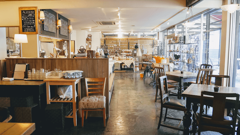 Park Side Cafe BASELの店内風景
