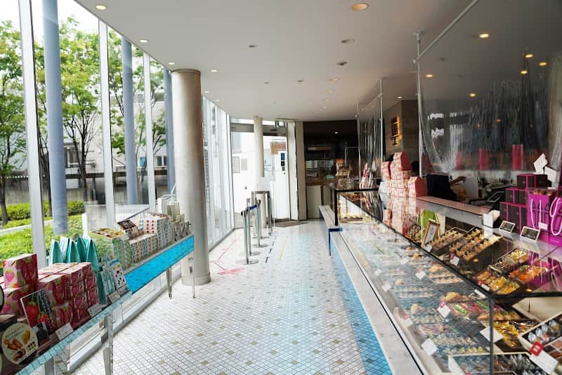 アンリ・シャルパンティエ酒蔵通り店の店内風景