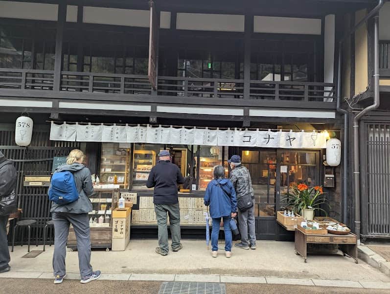 カフェコナヤの店内風景