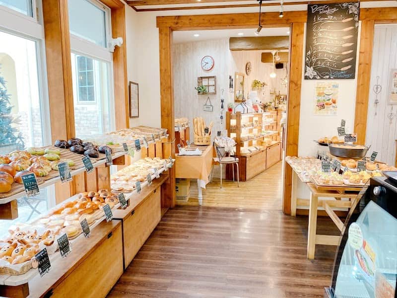 ベーカリー＆カフェ KOGUMA 手作りパンと珈琲の店内風景