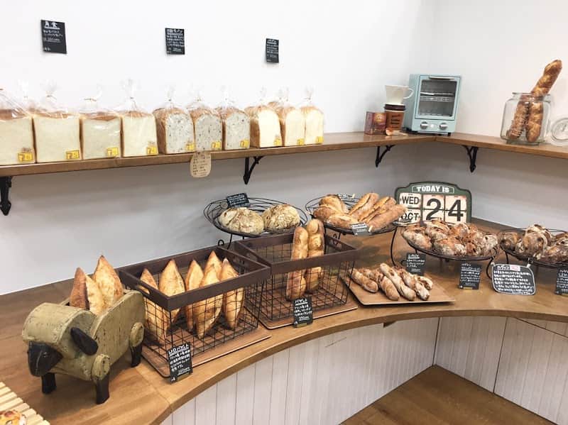 LAMBROS BAKERYの店内風景