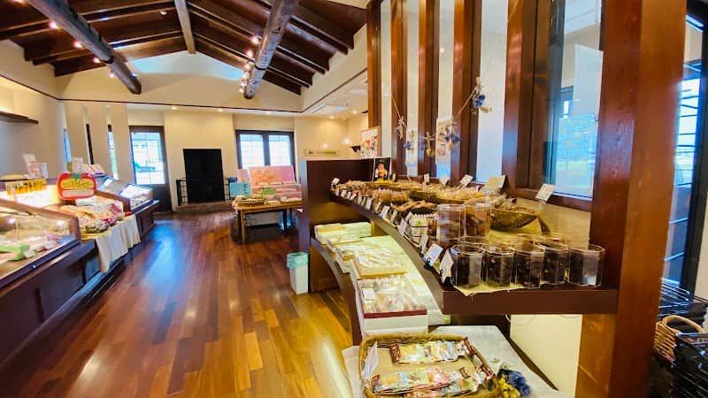 丸山菓子舗 里菓抄 まる山 氷室店の店内風景