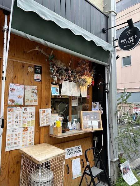 絹子のクレープ屋の店内風景
