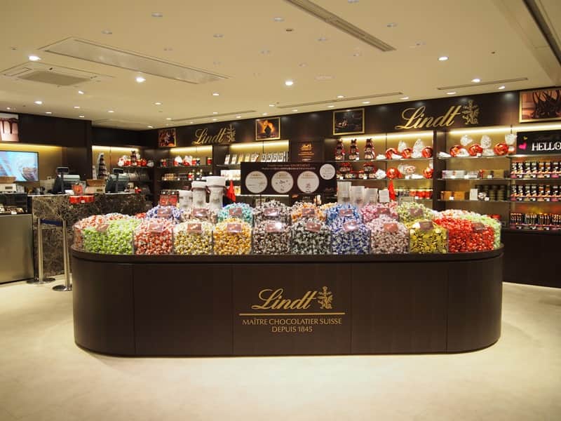 リンツ ショコラ ブティック＆カフェ 金沢百番街Rinto店の店内風景