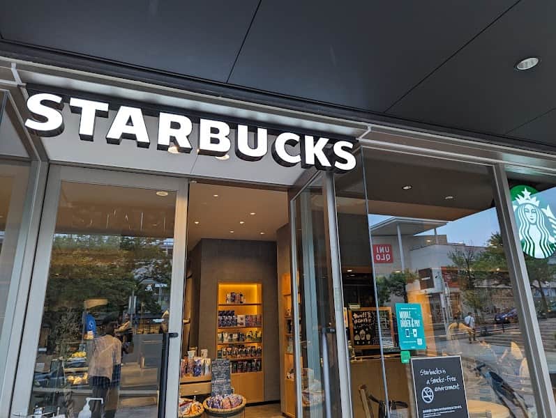 スターバックスコーヒー 星が丘テラス店の店内風景