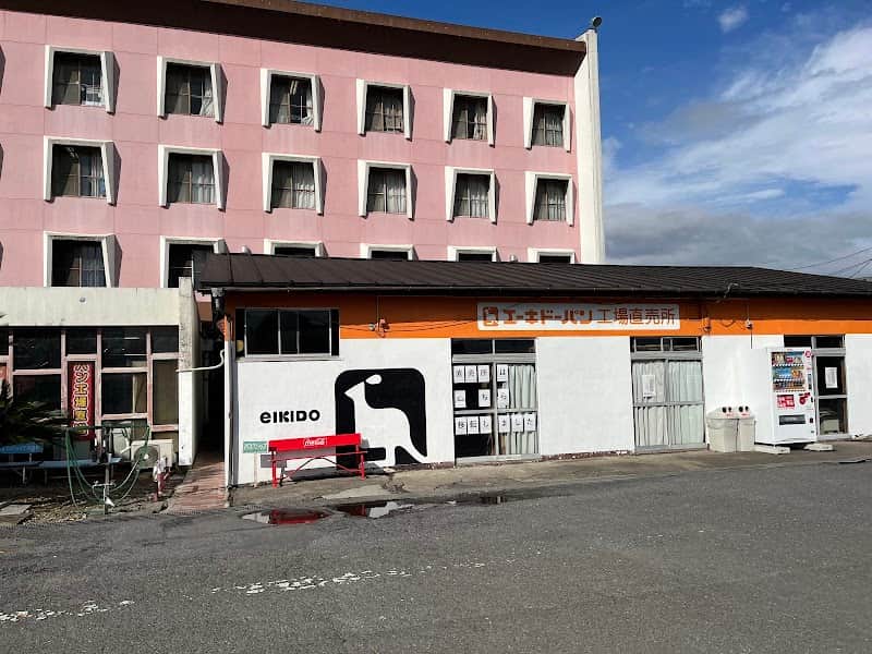 エーキドーパン工場直売所の店内風景