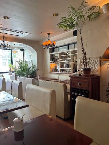 カフェ・ドゥ・トワの店内風景