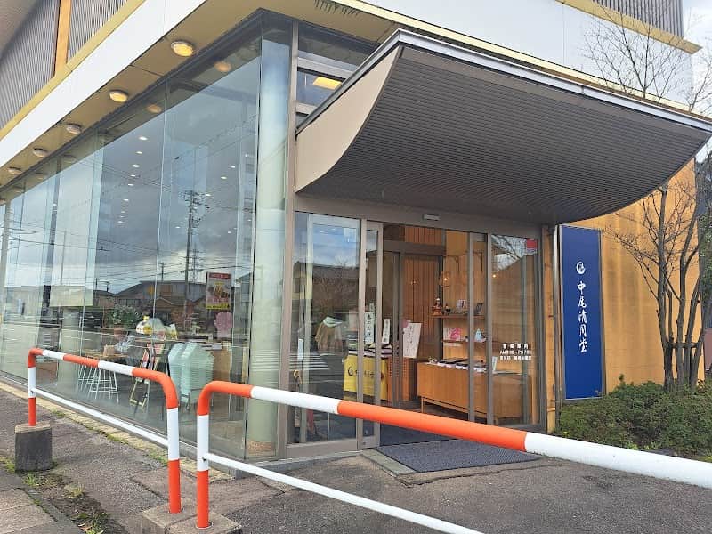 中尾清月堂 野村店の店内風景