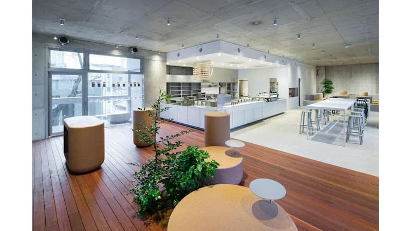 ブルーボトルコーヒー 青山カフェの店内風景