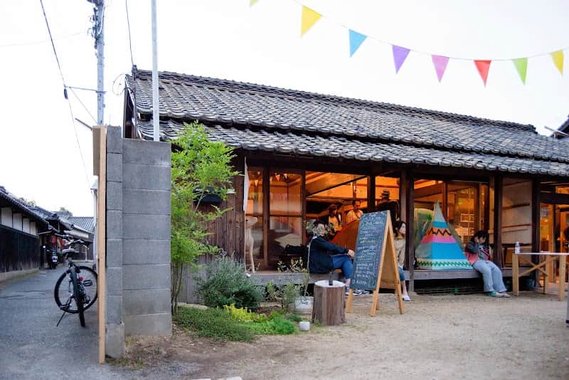 島小屋 BOOK CAFE & TENT STAYの店内風景