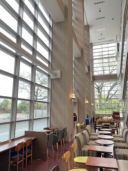CAFE de CRIE カフェ・ド・クリエ ホピタル 京都府立医科大学附属病院店の店内風景