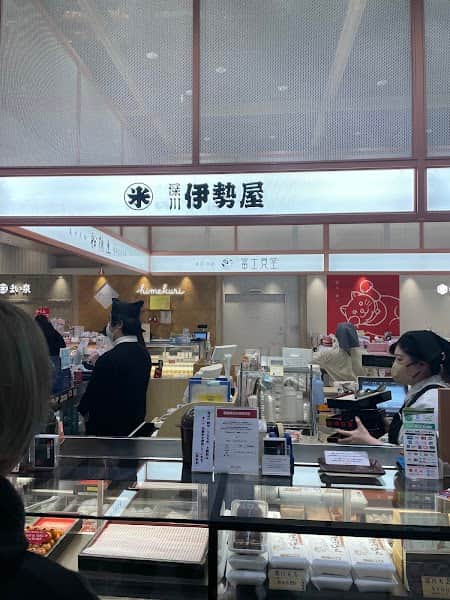 深川伊勢屋 エキュート日暮里店の店内風景