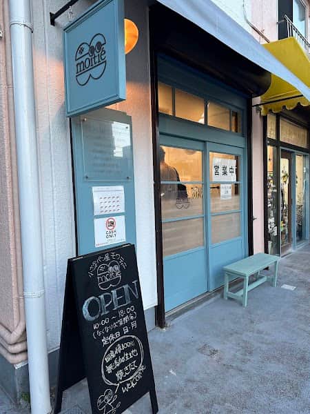 小さなパン屋moitieの店内風景