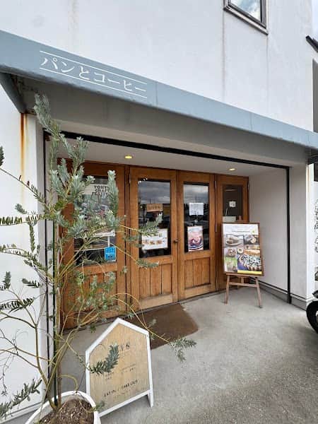三角屋根 パンとコーヒーの店内風景
