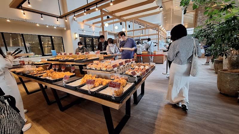 ベーカリー＆カフェ Cocorade（ココラデ）松本店の店内風景
