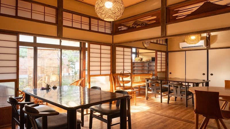 隠れ家キッチン 木漏れ日の店内風景