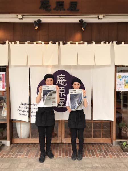 庵原屋菓子店の店内風景