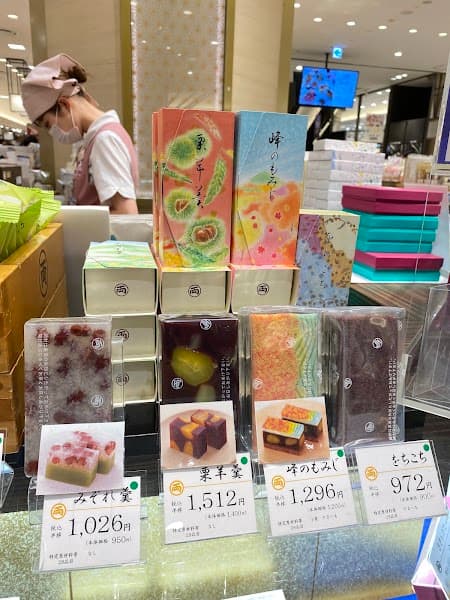 両口屋是清 阪急うめだ本店の店内風景