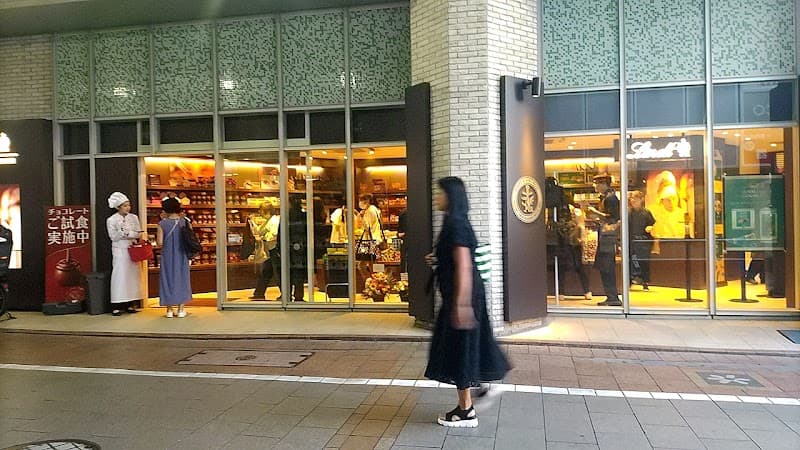 リンツ ショコラ ブティック＆カフェ 自由が丘店の店内風景