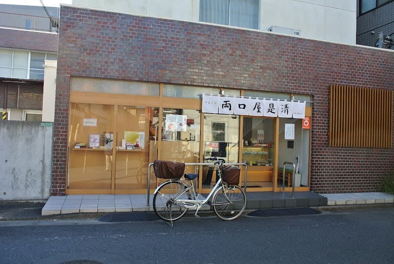 両口屋是清 東京支店売店の店内風景