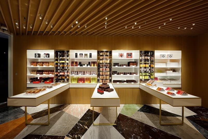 ピエール・エルメ・パリ 青山の店内風景