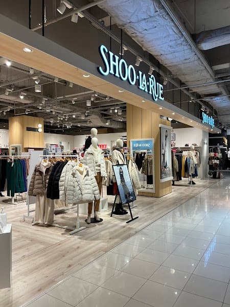 両口屋是清 金沢エムザ店の店内風景