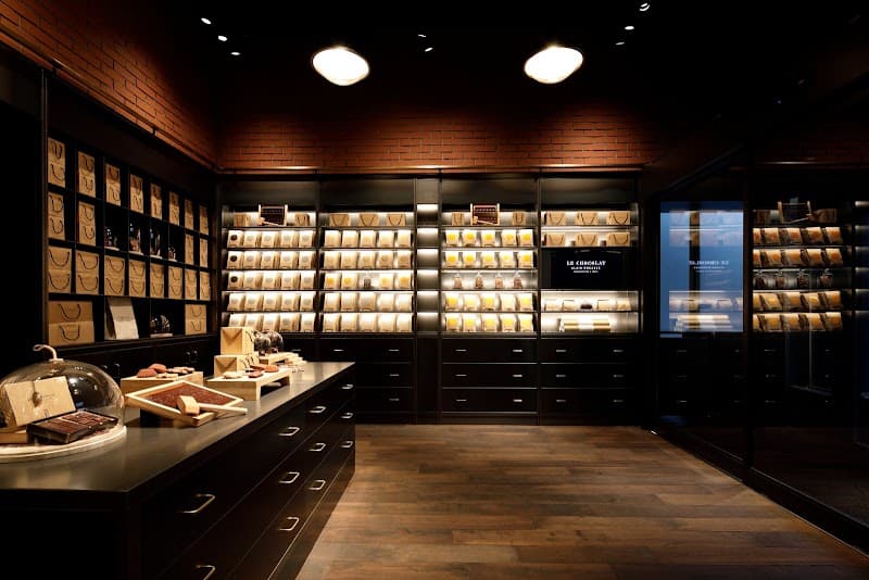 ル・ショコラ・アラン・デュカス 日本橋工房の店内風景
