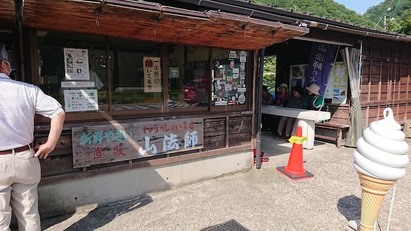山法師の店内風景