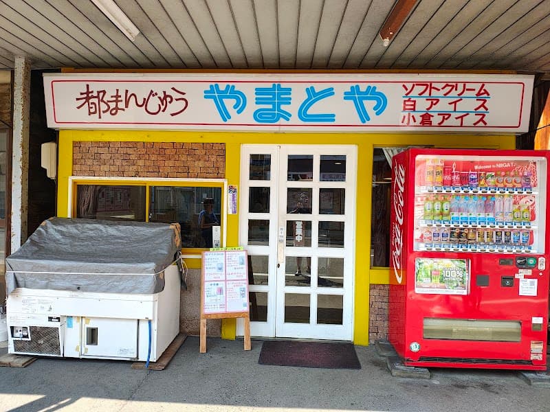 やまとやパーラーの店内風景