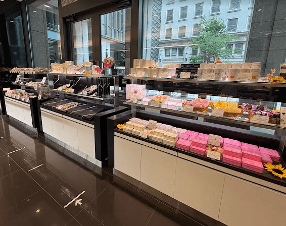 トシ ヨロイヅカ 東京の店内風景