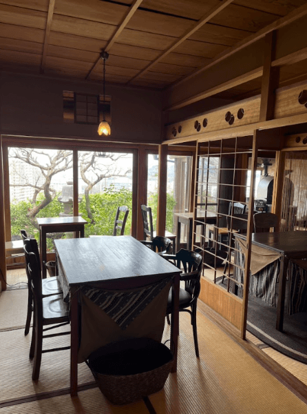 Tsukikoya Coffee Roaster 山の上店の店内風景