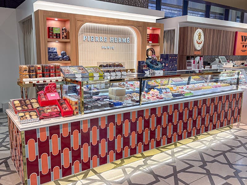 ピエール・エルメ・パリ 大丸東京の店内風景